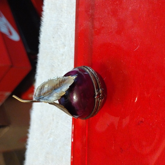 Authentic Limoges cherry porcelain box. Hand painted - Picture 1 of 6